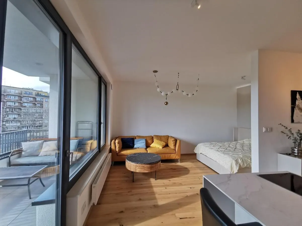 Apartment Free Private Parking, Central Location, Nuslesky Pivovar Sunset Balcony Home, Prague